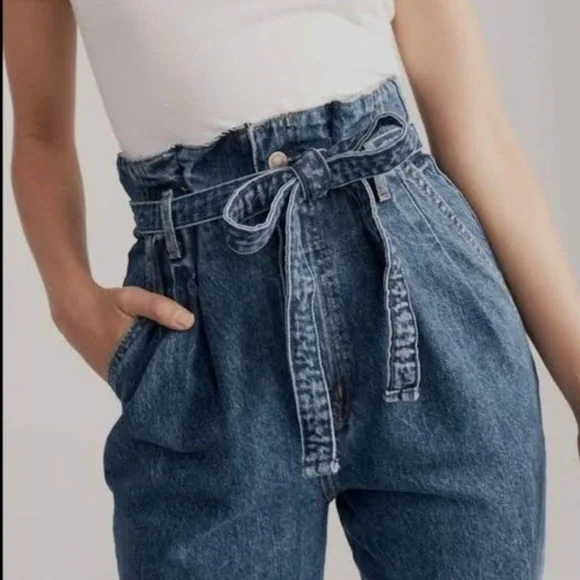Abercrombie & Fitch High-Waisted Jeans with a Cropped length and raw frayed edge - Picture 2 of 10